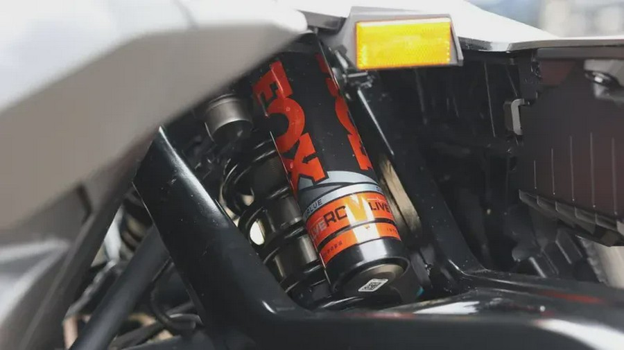 2026 CAN-AM MAVERICK R MAX X WITH SMART-SHOX 999T DCT