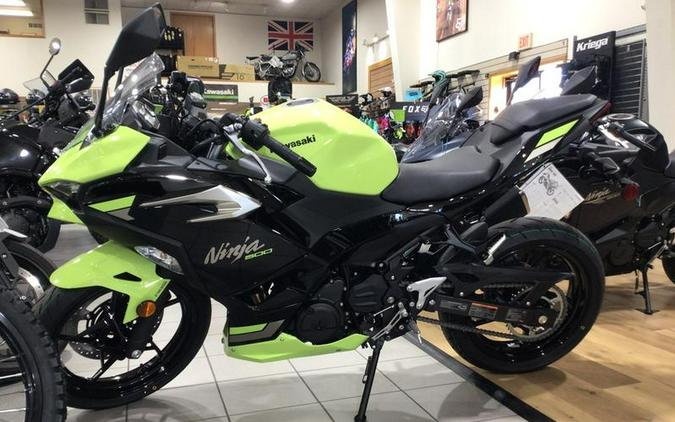 2026 Kawasaki Ninja® 500 ABS Metallic Yellowish Green/Ebony
