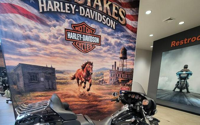 2022 Harley-Davidson® Tri Glide® Ultra Vivid Black FLHTCUTG