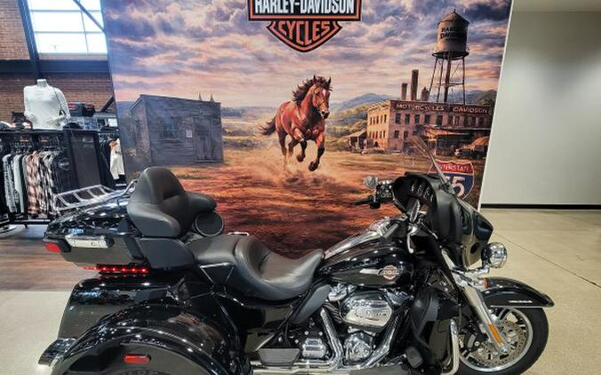 2022 Harley-Davidson® Tri Glide® Ultra Vivid Black FLHTCUTG