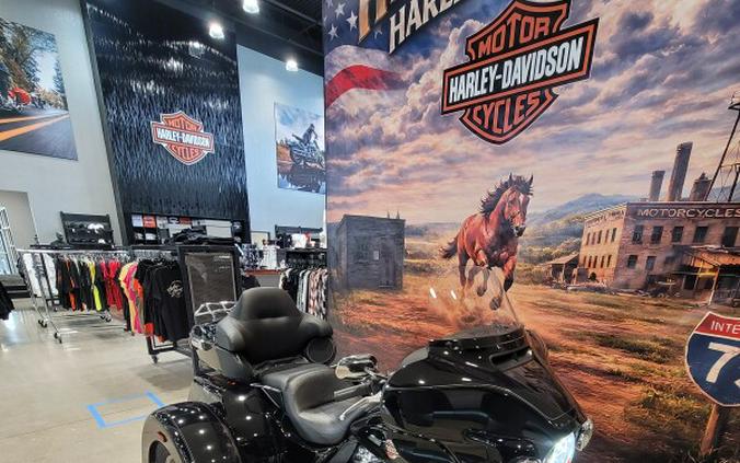 2022 Harley-Davidson® Tri Glide® Ultra Vivid Black FLHTCUTG