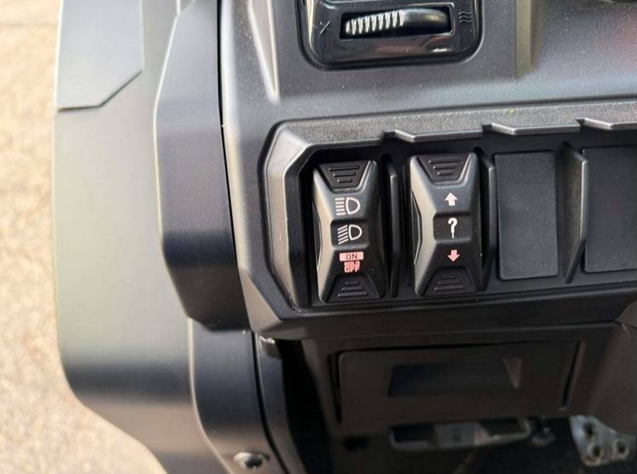 2026 Can-Am SSV DEF XTCAB 65 HD11 BK 26 XT CAB HD11