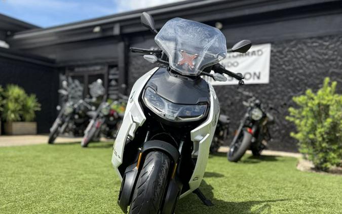2023 BMW CE04