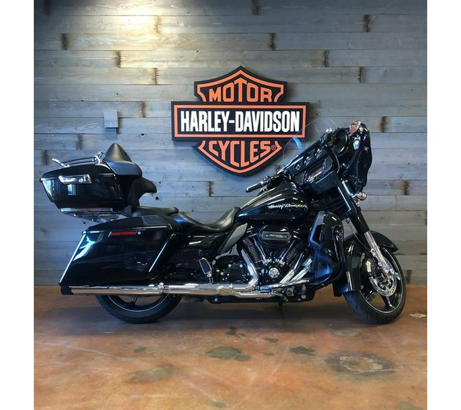 2017 Harley-Davidson® FLHXSE - CVO™ Street Glide®