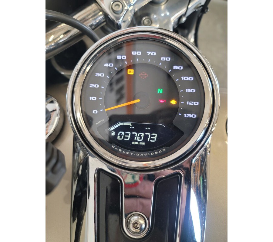 2018 Harley-Davidson® Sport Glide™ Silver Fortune FLSB