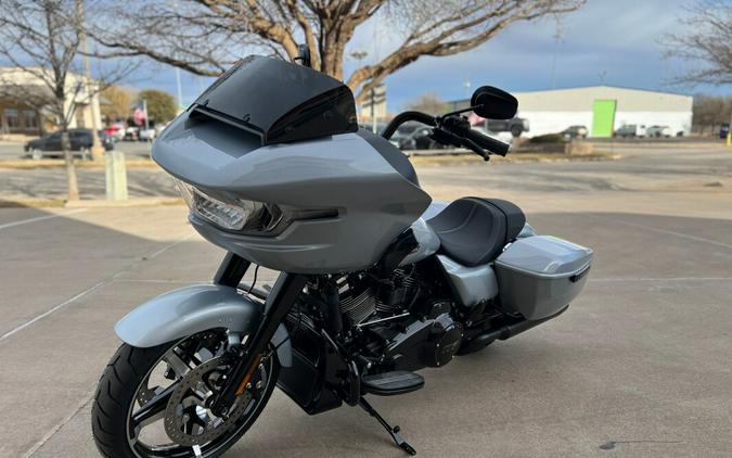 2024 Harley-Davidson® Road Glide® Atlas Silver Metallic – Black Finish
