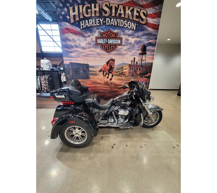 2023 Harley-Davidson® Tri Glide® Ultra Vivid Black FLHTCUTG