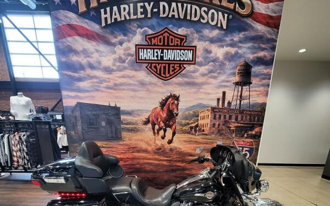 2023 Harley-Davidson® Tri Glide® Ultra Vivid Black FLHTCUTG