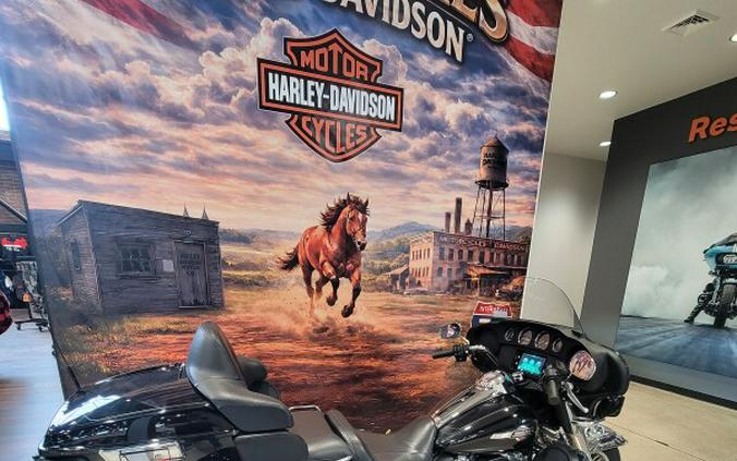 2023 Harley-Davidson® Tri Glide® Ultra Vivid Black FLHTCUTG