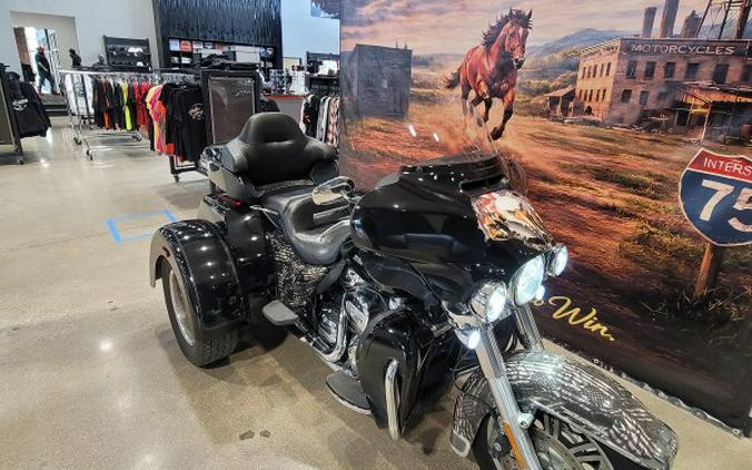 2023 Harley-Davidson® Tri Glide® Ultra Vivid Black FLHTCUTG