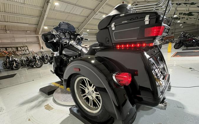 2011 Harley-Davidson® Tri Glide™ Ultra Classic® Vivid Black