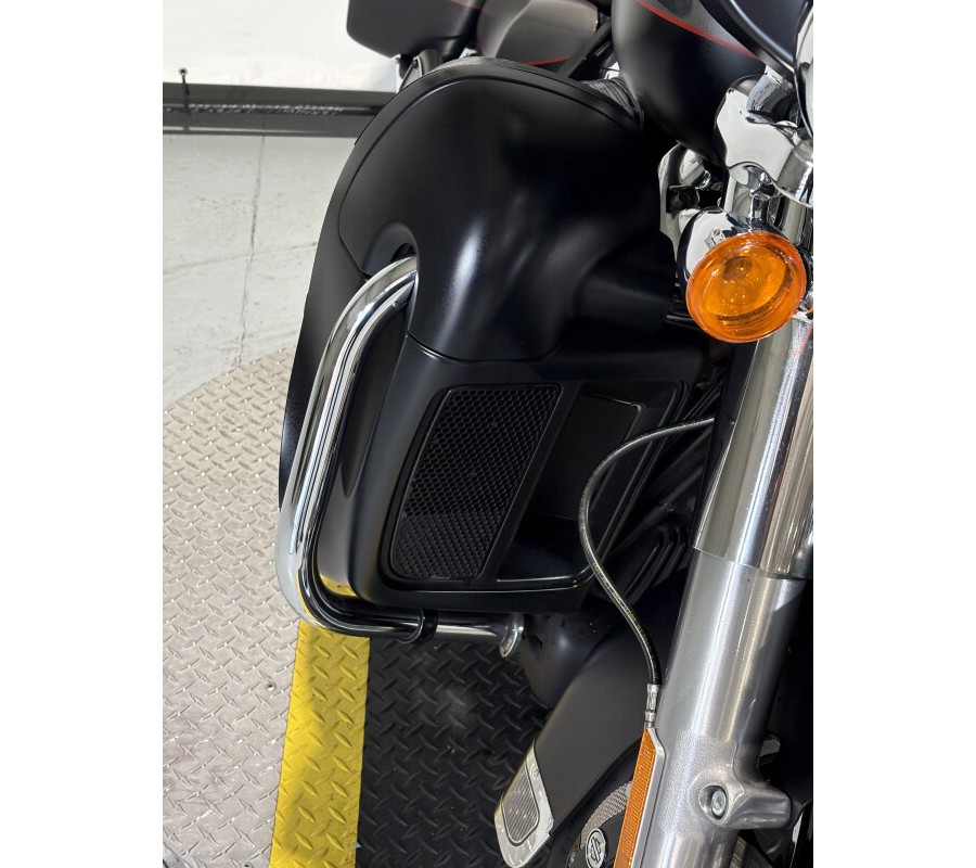 2018 Harley-Davidson® Ultra Limited Industrial Gray Denim/Black Denim