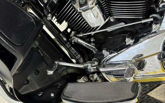 2018 Harley-Davidson® Ultra Limited Industrial Gray Denim/Black Denim