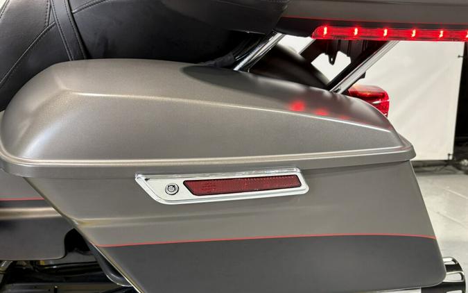 2018 Harley-Davidson® Ultra Limited Industrial Gray Denim/Black Denim