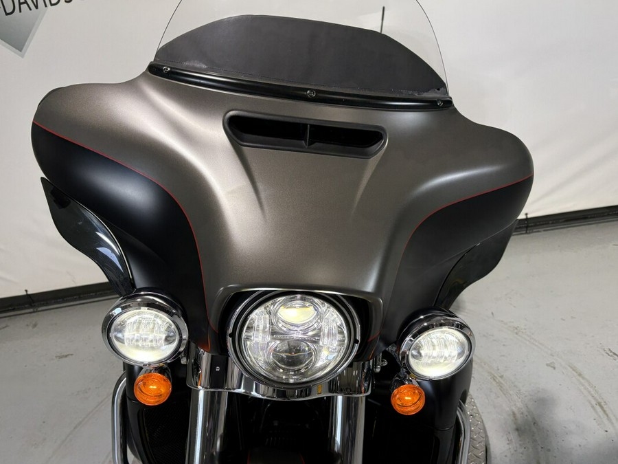 2018 Harley-Davidson® Ultra Limited Industrial Gray Denim/Black Denim
