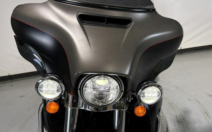 2018 Harley-Davidson® Ultra Limited Industrial Gray Denim/Black Denim