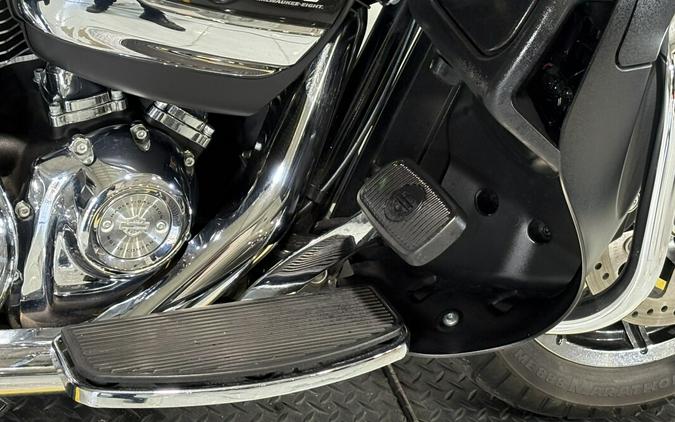 2018 Harley-Davidson® Ultra Limited Industrial Gray Denim/Black Denim