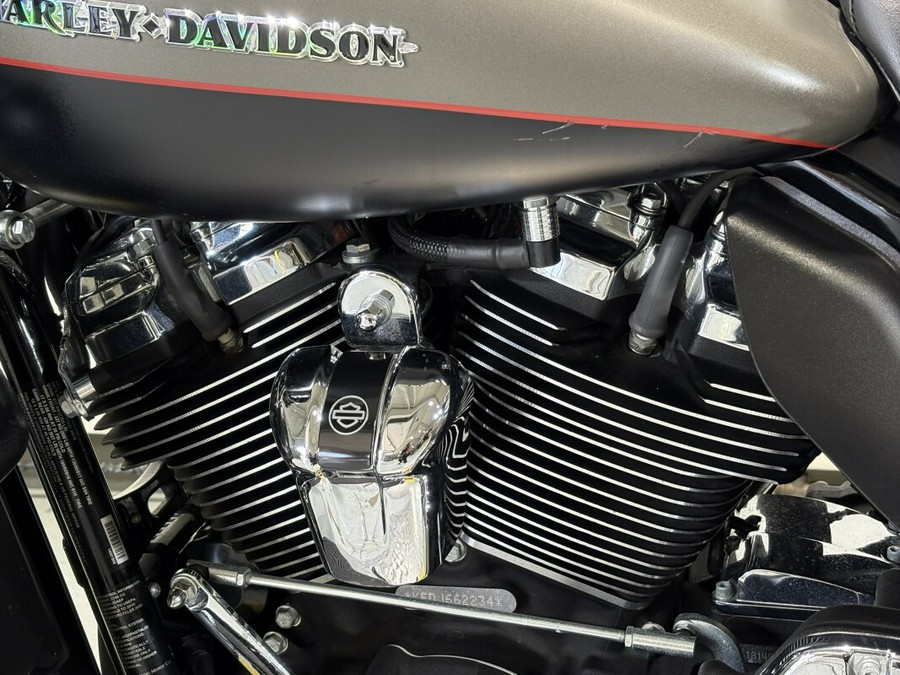 2018 Harley-Davidson® Ultra Limited Industrial Gray Denim/Black Denim