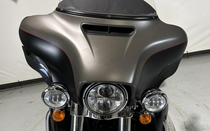 2018 Harley-Davidson® Ultra Limited Industrial Gray Denim/Black Denim