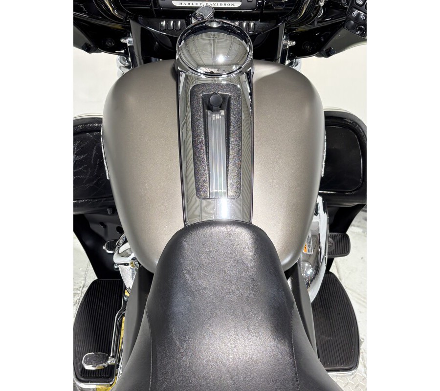 2018 Harley-Davidson® Ultra Limited Industrial Gray Denim/Black Denim