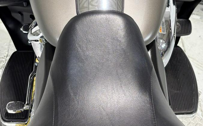 2018 Harley-Davidson® Ultra Limited Industrial Gray Denim/Black Denim