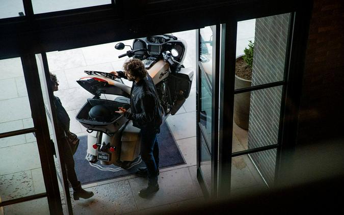 2022 Indian Pursuit® Dark Horse®