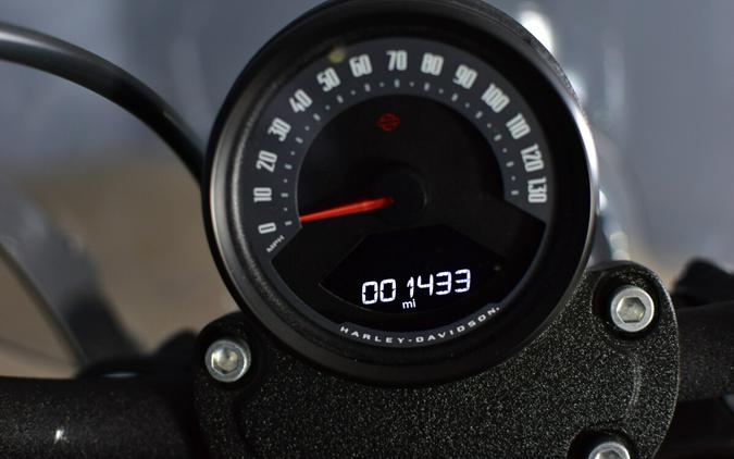 2025 Harley-Davidson Street Bob Vivid Black w/Laced Wheels