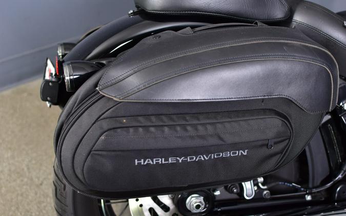 2025 Harley-Davidson Street Bob Vivid Black w/Laced Wheels