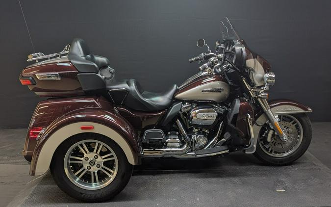 Harley-Davidson Tri Glide Ultra 2018 FLHTCUTG TWTD CHRY/ SLVFRN W/PINSTRIPE