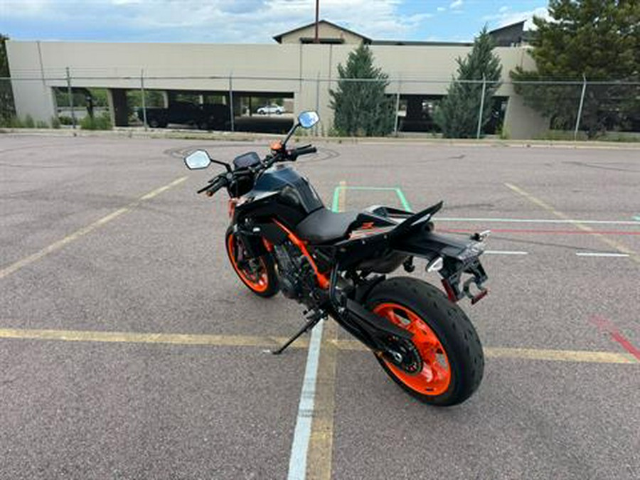 2023 KTM 890 Duke R