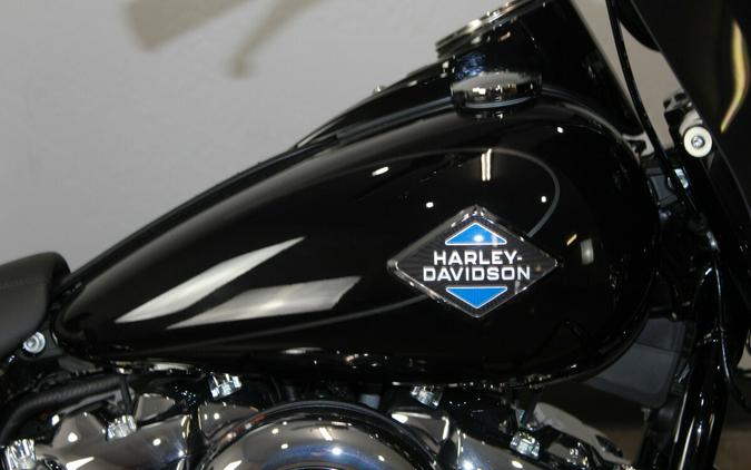 Harley-Davidson® Heritage Classic 2025 Vivid Black w/Laced Wheels