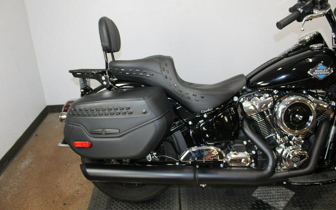 Harley-Davidson® Heritage Classic 2025 Vivid Black w/Laced Wheels