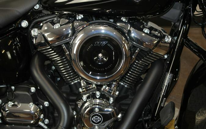 Harley-Davidson® Heritage Classic 2025 Vivid Black w/Laced Wheels