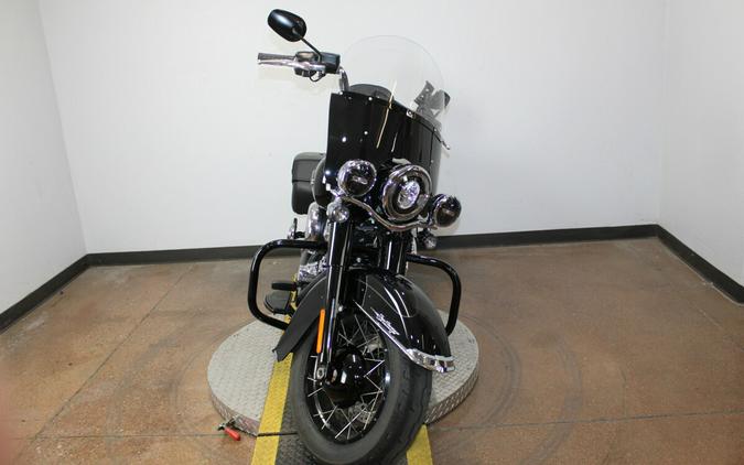 Harley-Davidson® Heritage Classic 2025 Vivid Black w/Laced Wheels