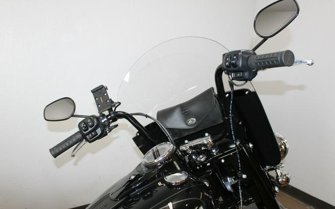 Harley-Davidson® Heritage Classic 2025 Vivid Black w/Laced Wheels