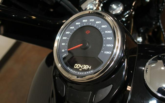 Harley-Davidson® Heritage Classic 2025 Vivid Black w/Laced Wheels