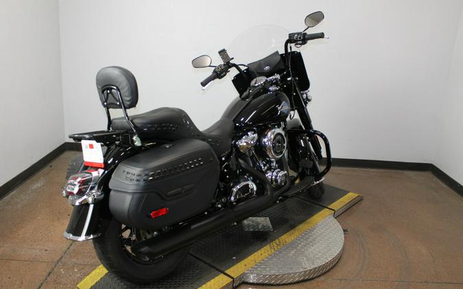Harley-Davidson® Heritage Classic 2025 Vivid Black w/Laced Wheels