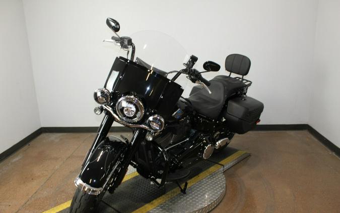 Harley-Davidson® Heritage Classic 2025 Vivid Black w/Laced Wheels