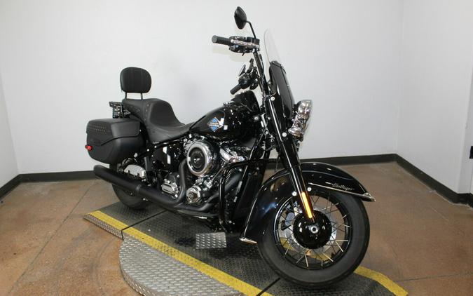 Harley-Davidson® Heritage Classic 2025 Vivid Black w/Laced Wheels