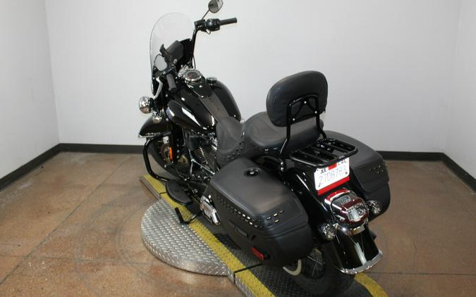Harley-Davidson® Heritage Classic 2025 Vivid Black w/Laced Wheels