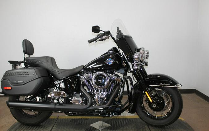 Harley-Davidson® Heritage Classic 2025 Vivid Black w/Laced Wheels