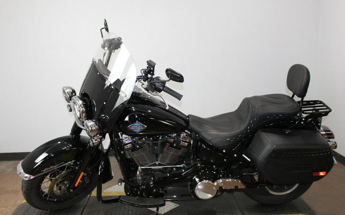 Harley-Davidson® Heritage Classic 2025 Vivid Black w/Laced Wheels