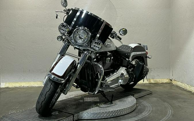 Harley-Davidson® Heritage Classic 107 2021 FLHC 020448T MIDNT CRIM/ STONE WASH WH P