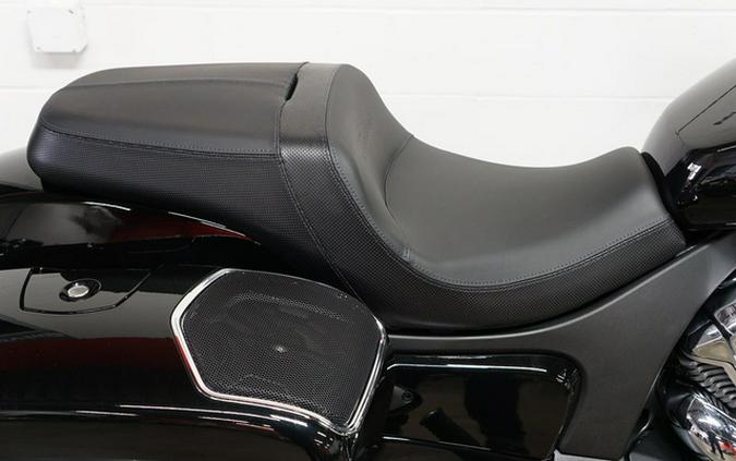 2026 Indian Challenger Limited 112 W/Powerband Audio Black Me