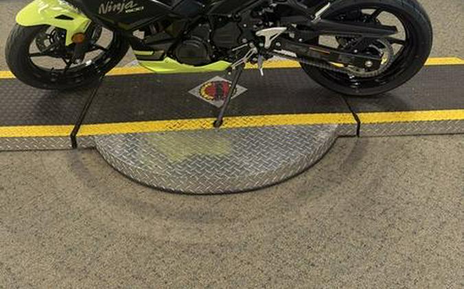 2026 Kawasaki Ninja® 500 ABS Metallic Yellowish Green/Ebony