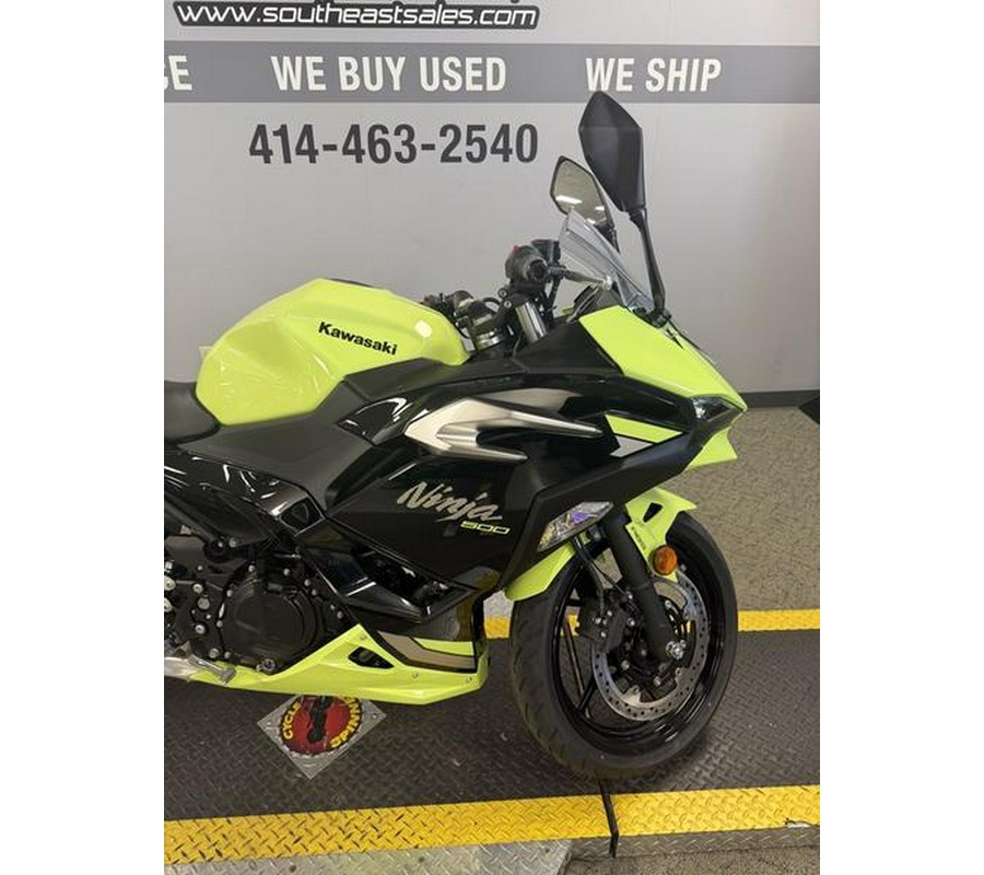 2026 Kawasaki Ninja® 500 ABS Metallic Yellowish Green/Ebony