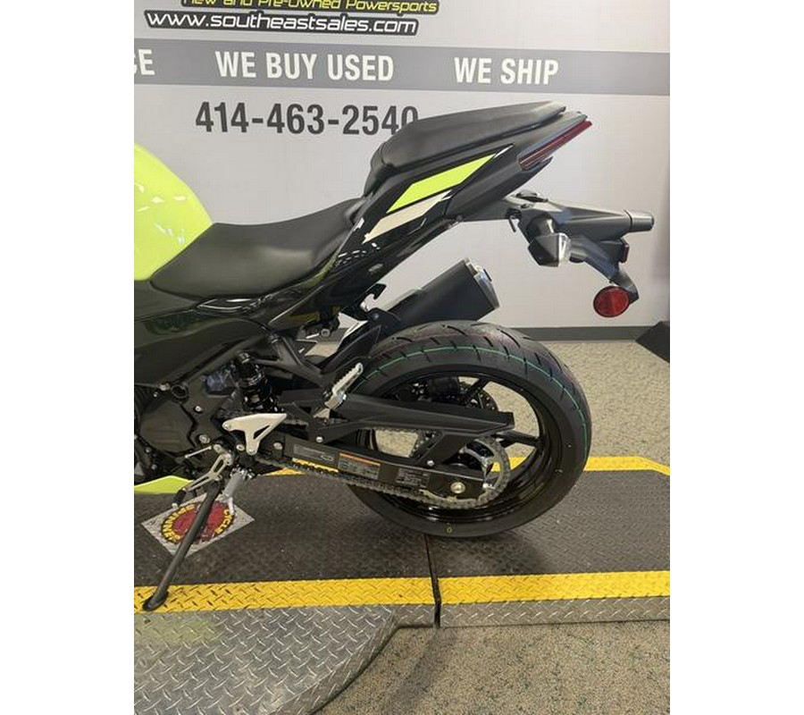 2026 Kawasaki Ninja® 500 ABS Metallic Yellowish Green/Ebony