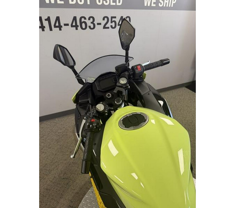 2026 Kawasaki Ninja® 500 ABS Metallic Yellowish Green/Ebony