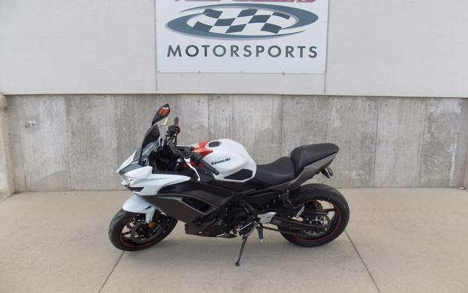 2023 Kawasaki Ninja® 650 Pearl Robotic White/Metallic Matte Graystone
