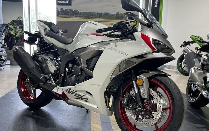 2024 Kawasaki Ninja® ZX™-6R ABS Pearl Robotic White/Metallic Graphite Gray